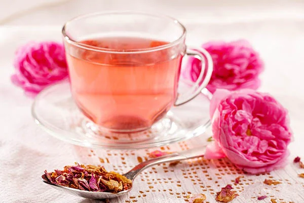 Gợi ý cách pha trà hoa hồng đúng điệu giúp da đep, eo thon.
