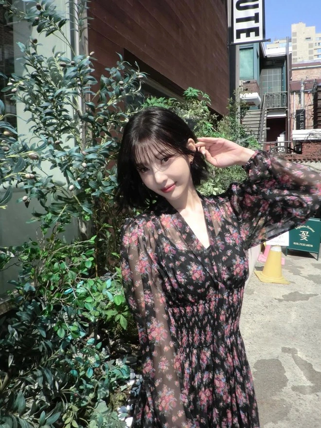 Mang mùa hè vào trang phục với họa tiết hoa tươi tắn